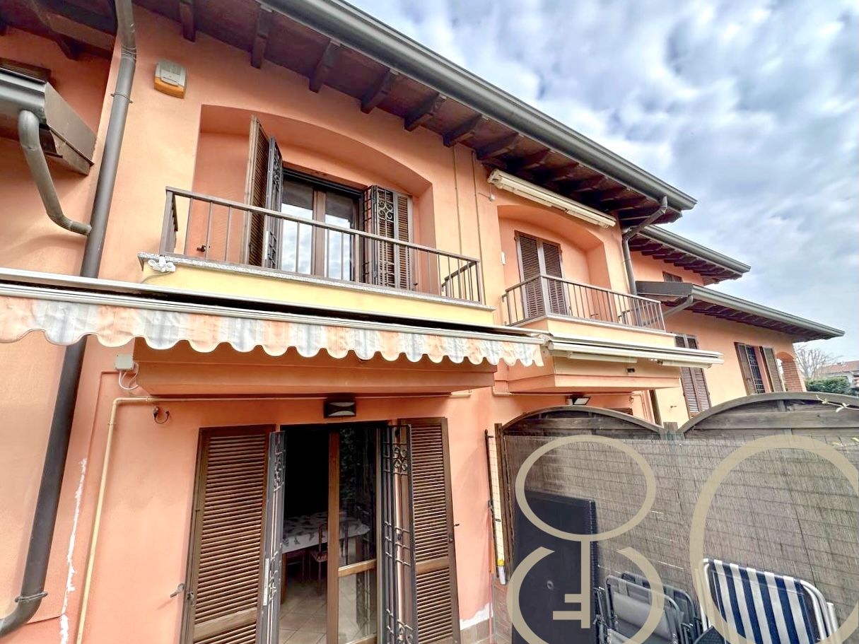 VILLA INDIPENDENTE CON AMPIO GIARDINO ANGOLARE, BOX E POSTO