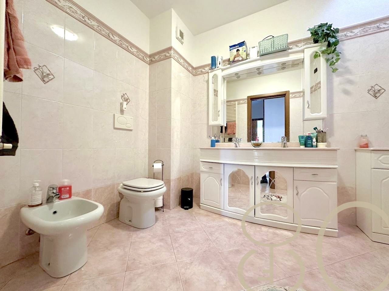 VILLA INDIPENDENTE CON AMPIO GIARDINO ANGOLARE, BOX E POSTO