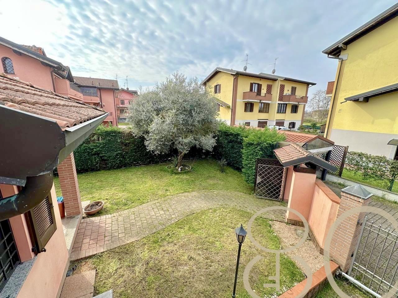 VILLA INDIPENDENTE CON AMPIO GIARDINO ANGOLARE, BOX E POSTO