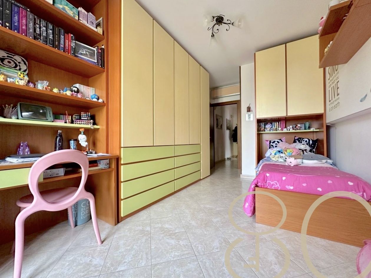 VILLA INDIPENDENTE CON AMPIO GIARDINO ANGOLARE, BOX E POSTO