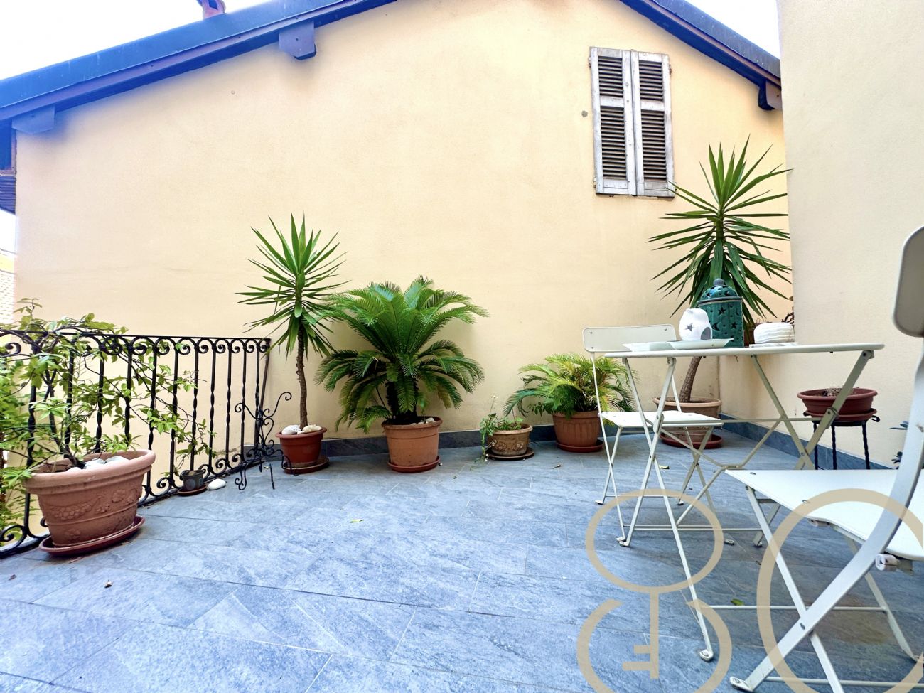 MONOLOCALE CON TERRAZZO COMUNE