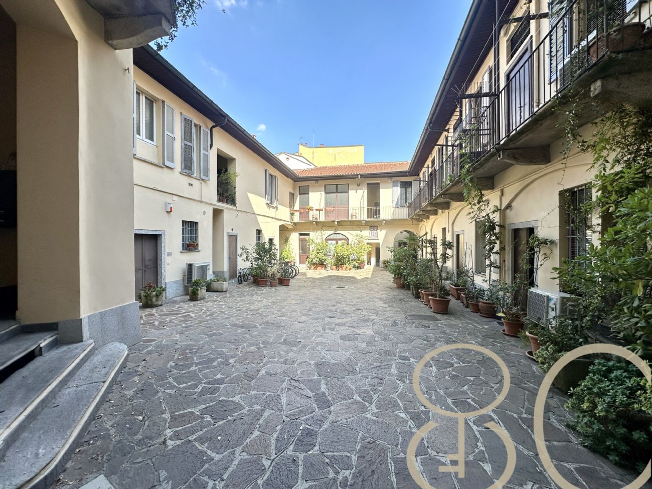 MONOLOCALE CON TERRAZZO COMUNE