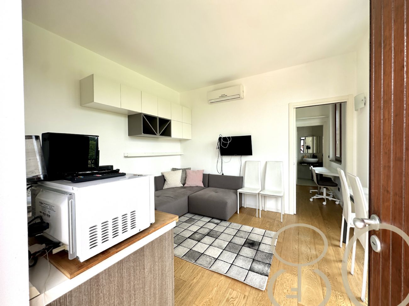 BILOCALE CON BALCONATA
