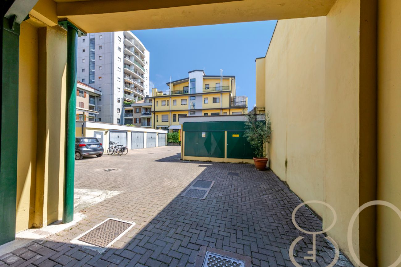 RECENTE COSTRUZIONE CON TERRAZZINO E TAVERNA
