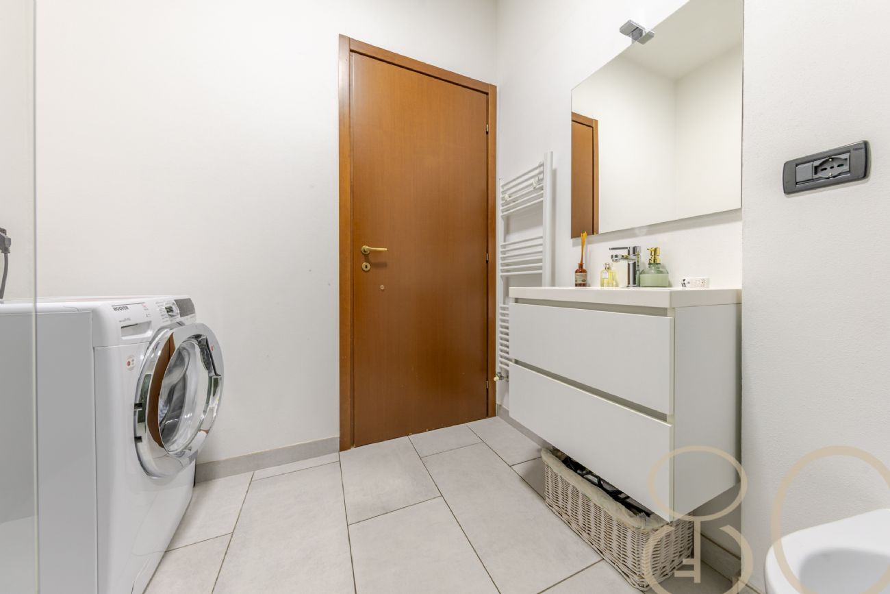 RECENTE COSTRUZIONE CON TERRAZZINO E TAVERNA